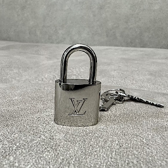 Silver Louis Vuitton lock Key Necklace complimentary, Authentic, Number 315 - Picture 4 of 7